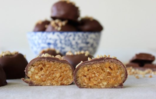 Συνταγή για τρουφάκια με φυστικοβούτυρο και επικάλυψη σοκολάτας. Μοναδική γεύση και υφή ανάμεσα σε τρουφάκια και μπισκότα. Βρείτε όλες τις συνταγές μας με γλυκά εδώ.