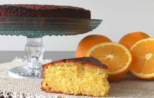 Συνταγή για σιροπιαστό κέικ πορτοκάλι. Είναι μοναδικά αρωματικό, μοναδικά ζουμερό και με υπέροχη υφή. Φτιάξτε το σε λίγα μόνο λεπτά.