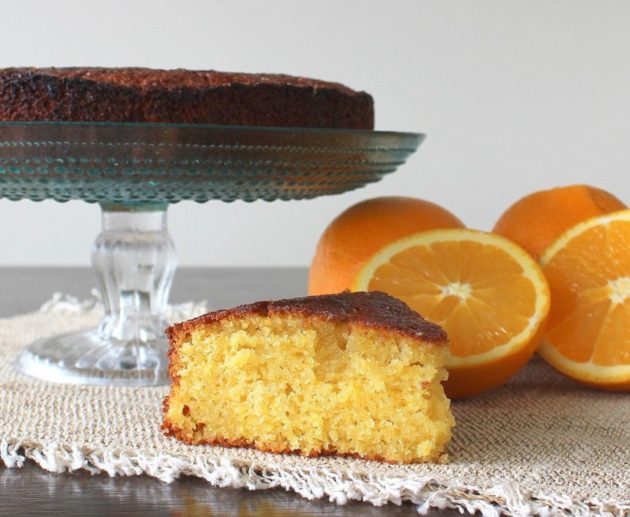 Συνταγή για σιροπιαστό κέικ πορτοκάλι. Είναι μοναδικά αρωματικό, μοναδικά ζουμερό και με υπέροχη υφή. Φτιάξτε το σε λίγα μόνο λεπτά.