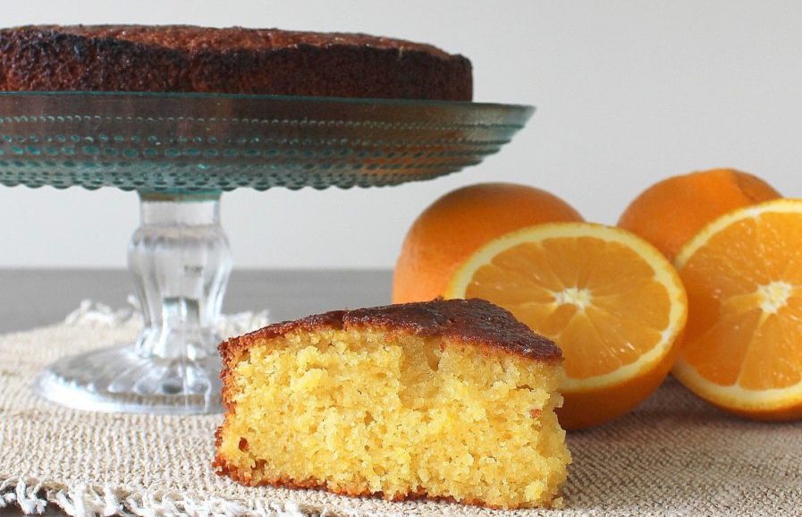 Συνταγή για σιροπιαστό κέικ πορτοκάλι. Είναι μοναδικά αρωματικό, μοναδικά ζουμερό και με υπέροχη υφή. Φτιάξτε το σε λίγα μόνο λεπτά.