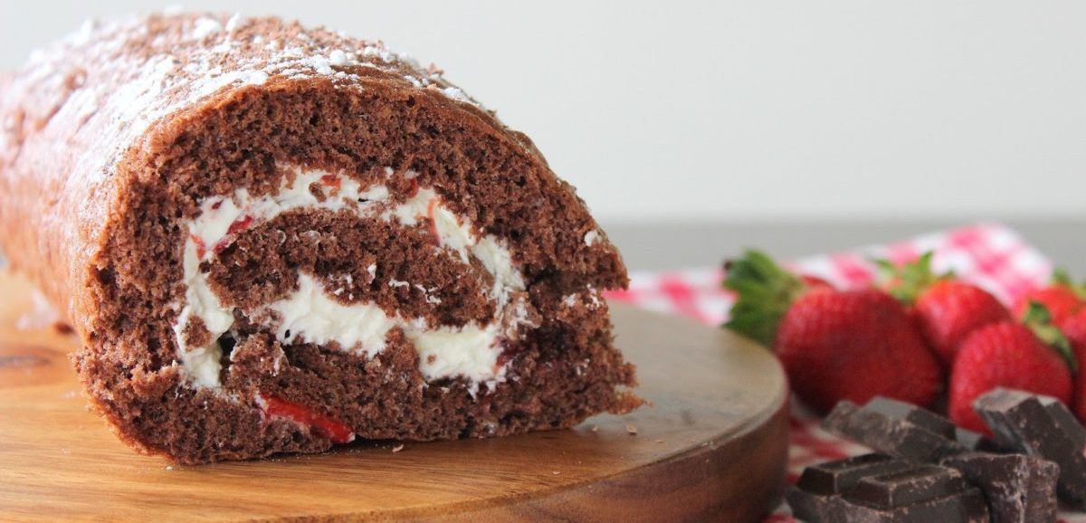 Συνταγή για αφράτο ρολό σοκολάτα-φράουλα. Μοναδικό σοκολατένιο παντεσπάνι, με γέμιση μαρμελάδα, σαντιγύ και κομμάτια φρέσκιας φράουλας.