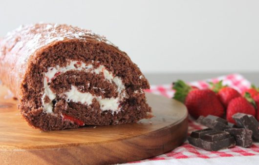 Συνταγή για αφράτο ρολό σοκολάτα-φράουλα. Μοναδικό σοκολατένιο παντεσπάνι, με γέμιση μαρμελάδα, σαντιγύ και κομμάτια φρέσκιας φράουλας.
