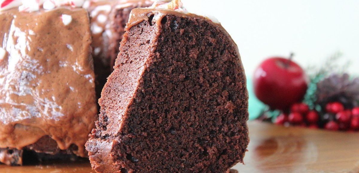 Συνταγή για κέικ σοκολάτας με γλάσο σοκολάτας. Το απόλυτο σοκολατένιο κέικ. Μοναδική επιλογή για την περίοδο των εορτών και όχι μόνο.