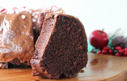 Συνταγή για κέικ σοκολάτας με γλάσο σοκολάτας. Το απόλυτο σοκολατένιο κέικ. Μοναδική επιλογή για την περίοδο των εορτών και όχι μόνο.