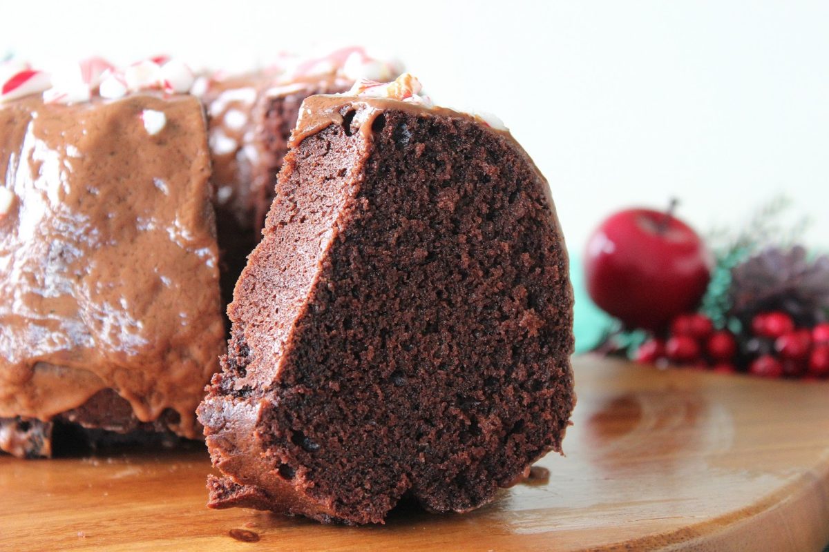 Συνταγή για κέικ σοκολάτας με γλάσο σοκολάτας. Το απόλυτο σοκολατένιο κέικ. Μοναδική επιλογή για την περίοδο των εορτών και όχι μόνο.
