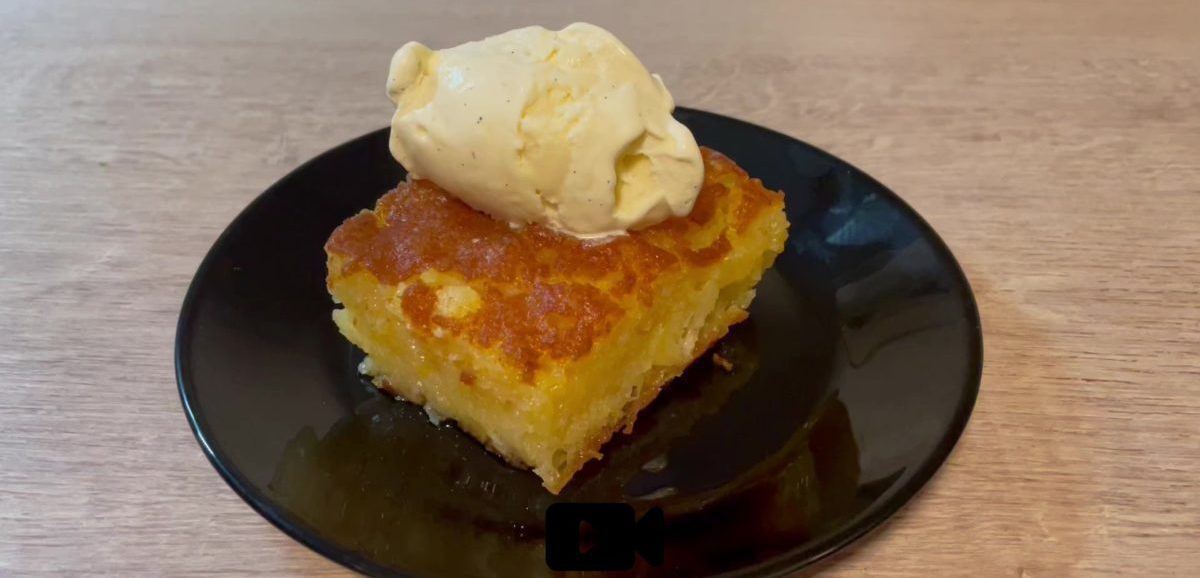 Συνταγή για πορτοκαλόπιτα σιροπιαστή! Γνωστή και ως πατσαβουρόπιτα λόγω της ευκολίας στην παρασκευή της. Ζουμερή με μοναδική γεύση.