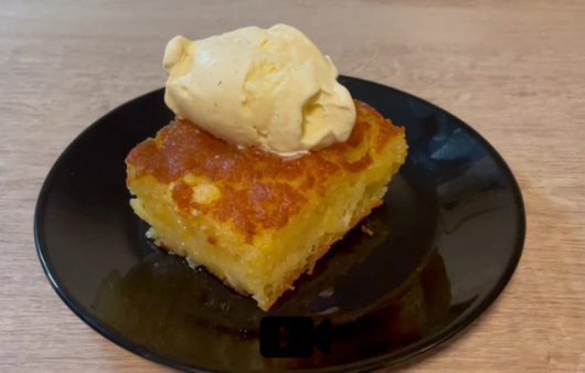 Συνταγή για πορτοκαλόπιτα σιροπιαστή! Γνωστή και ως πατσαβουρόπιτα λόγω της ευκολίας στην παρασκευή της. Ζουμερή με μοναδική γεύση.