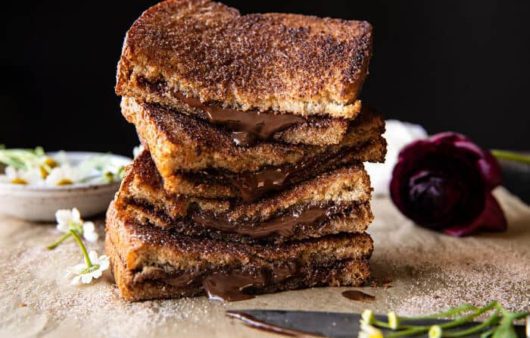 Συνταγή για τοστ με κανέλα και σοκολάτα. Ένα τόσο απλό σνακ μα παράλληλα και τόσο νόστιμο. Περιέχει κανέλα, σοκολάτα ζάχαρη και βούτυρο.