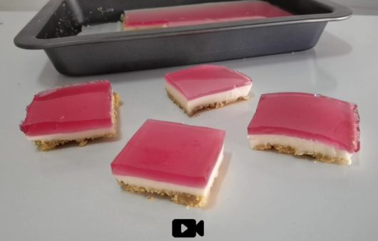 Συνταγή για καλοκαιρινό γλυκό με μπισκότα, κρέμα και ζελέ. Είναι μοναδικά δροσερό με τέλεια βάση μπισκότου, υπέροχη κρέμα και το γνωστό σε όλους μας ζελέ.