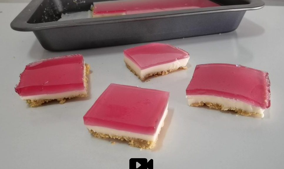 Συνταγή για καλοκαιρινό γλυκό με μπισκότα, κρέμα και ζελέ. Είναι μοναδικά δροσερό με τέλεια βάση μπισκότου, υπέροχη κρέμα και το γνωστό σε όλους μας ζελέ.