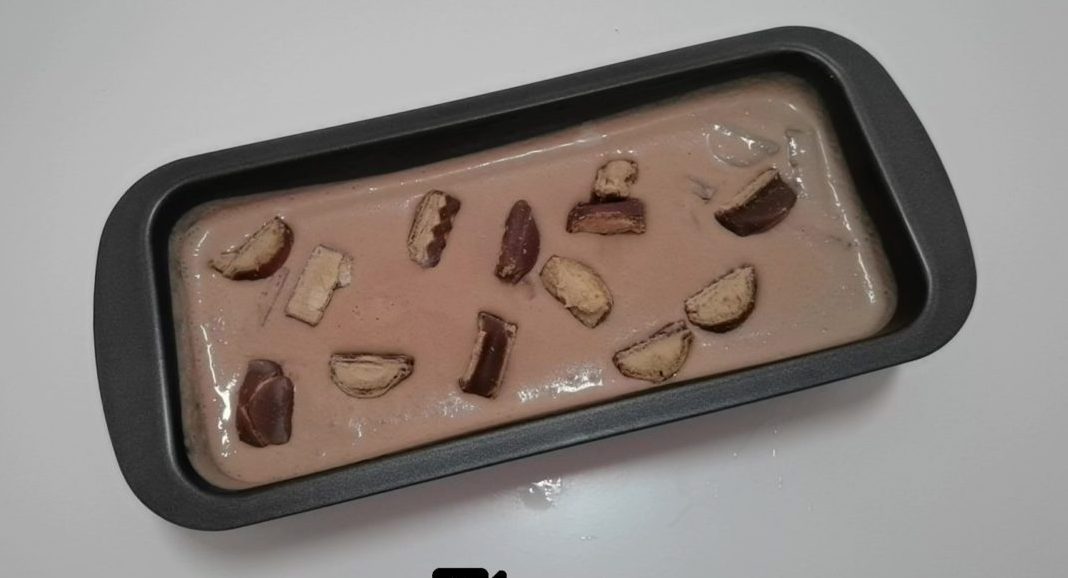 Συνταγή για σπιτικό παγωτό με bueno. Μοναδικά δροσερό με υπέροχη γεύση σοκολάτας και κομματάκια bueno. Φτιάξτε το σε λίγα μόνο λεπτά.