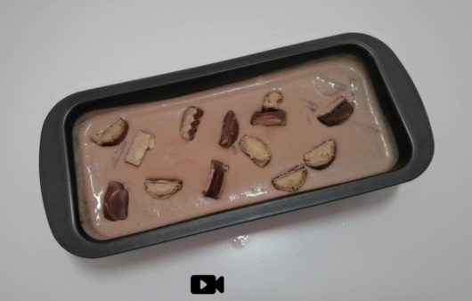 Συνταγή για σπιτικό παγωτό με bueno. Μοναδικά δροσερό με υπέροχη γεύση σοκολάτας και κομματάκια bueno. Φτιάξτε το σε λίγα μόνο λεπτά.
