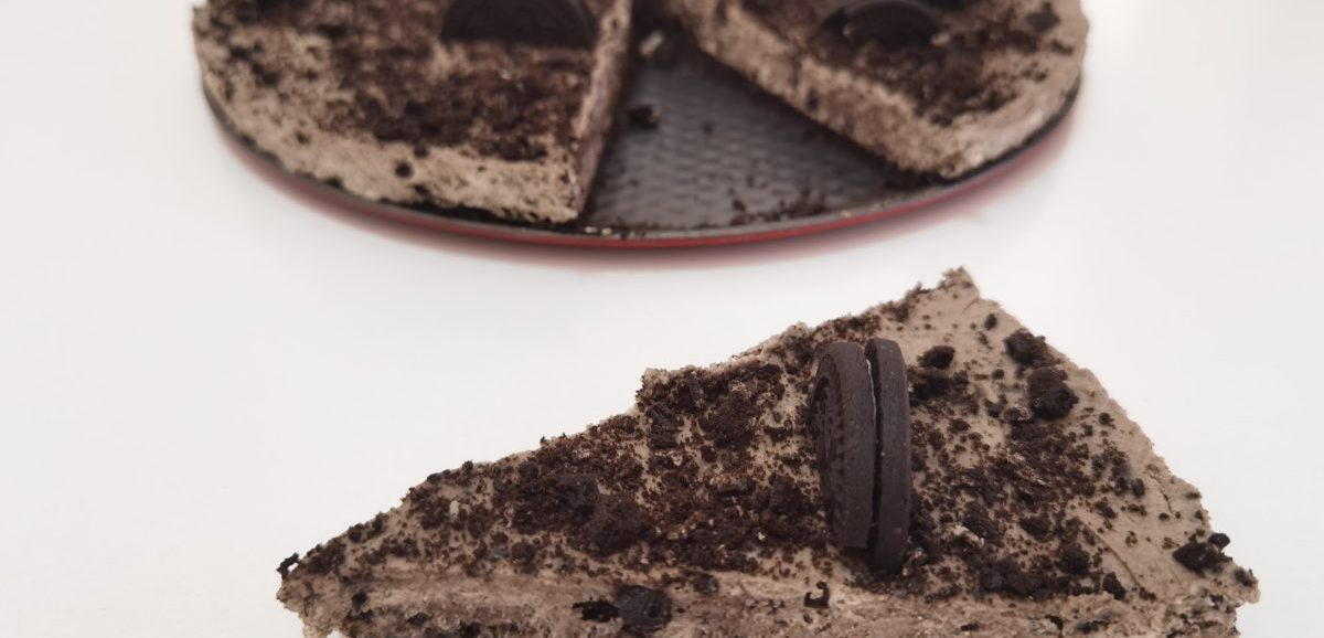 Συνταγή για γρήγορο cheesecake με μπισκότα oreo. Τραγανή βάση με βελούδινη και δροσερή κρέμα. Το ιδανικό επιδόρπιο.