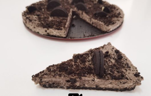 Συνταγή για γρήγορο cheesecake με μπισκότα oreo. Τραγανή βάση με βελούδινη και δροσερή κρέμα. Το ιδανικό επιδόρπιο.
