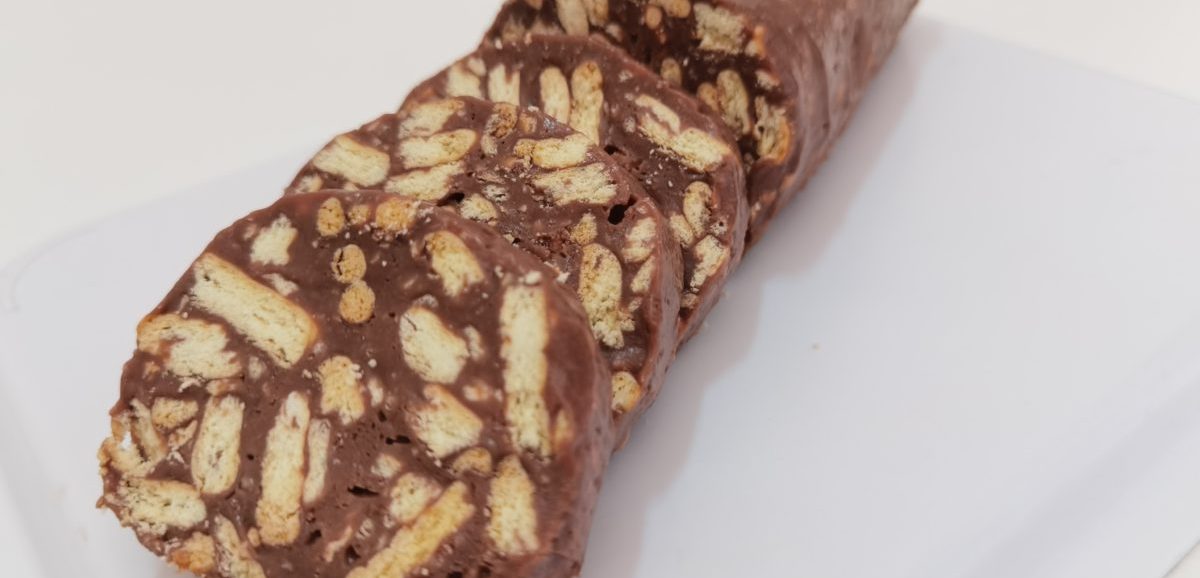 Μοναδικός και εύκολος κορμός σοκολάτας. Περιέχει σοκολάτα, βούτυρο, ζαχαρούχο γάλα, μπισκότα και ξηρό καρπό. Φτιάξτε τον σε λίγα μόνο λεπτά.