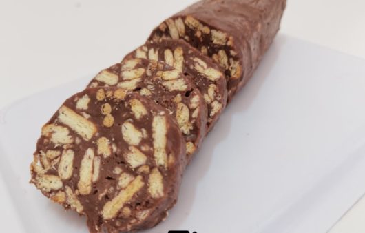 Μοναδικός και εύκολος κορμός σοκολάτας. Περιέχει σοκολάτα, βούτυρο, ζαχαρούχο γάλα, μπισκότα και ξηρό καρπό. Φτιάξτε τον σε λίγα μόνο λεπτά.