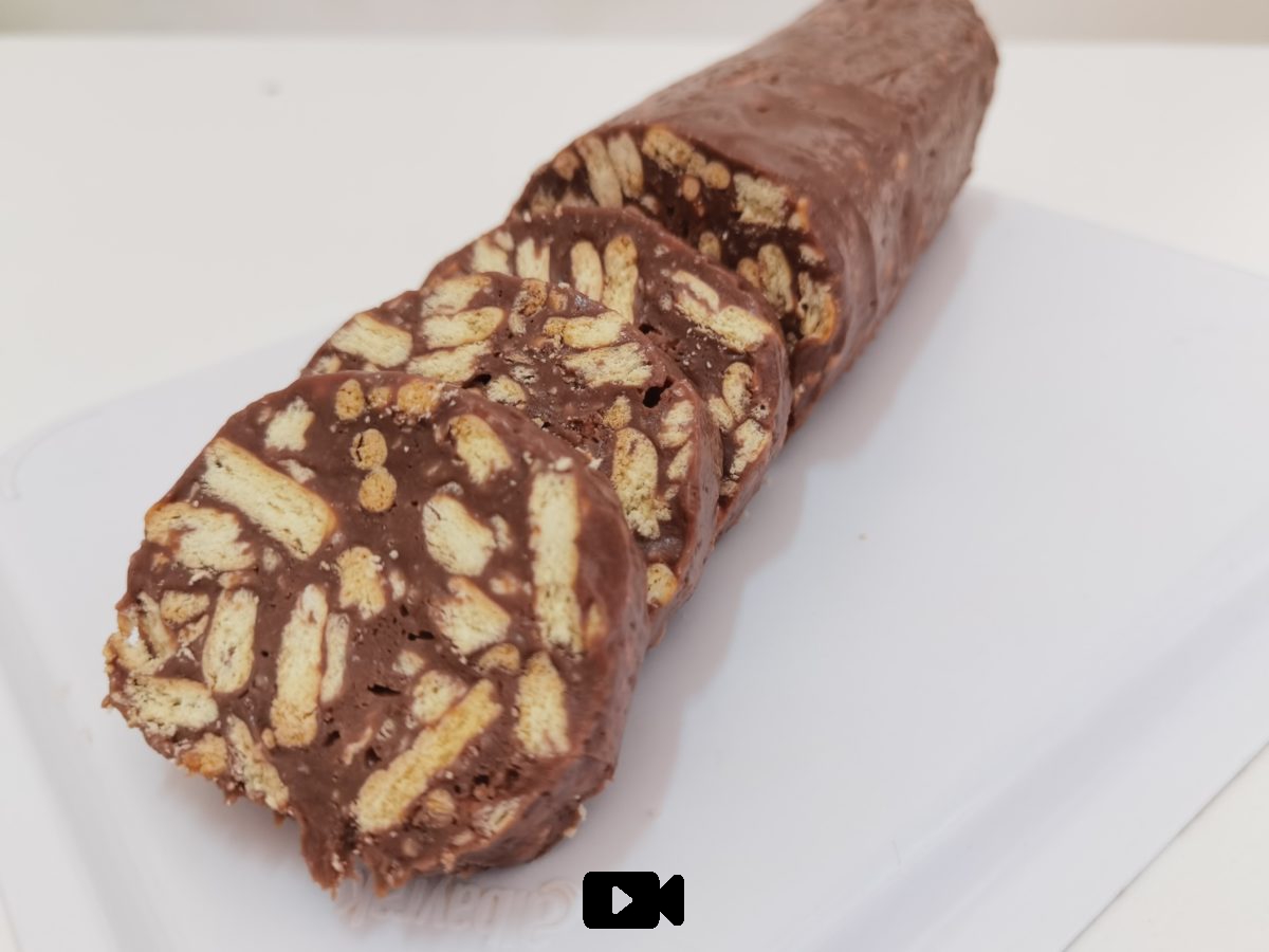 Μοναδικός και εύκολος κορμός σοκολάτας. Περιέχει σοκολάτα, βούτυρο, ζαχαρούχο γάλα, μπισκότα και ξηρό καρπό. Φτιάξτε τον σε λίγα μόνο λεπτά.