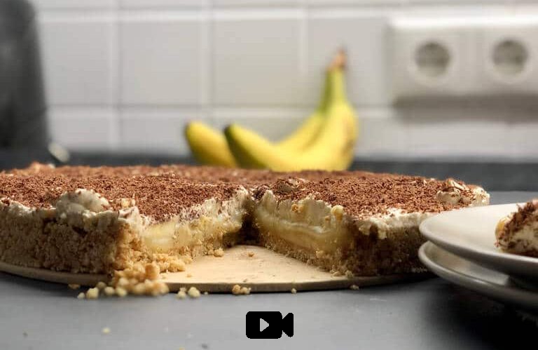 Συνταγή για εύκολο banoffee! Αγγλικό γλύκισμα φυσικά με μπισκοτένια βάση, τέλεια καραμέλα στο εσωτερικό και κρέμα σαντιγύ.