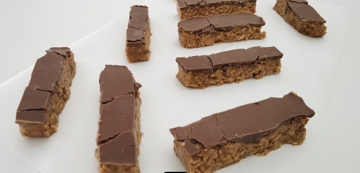 Συνταγή για μπάρες με φιστικοβούτυρο και σοκολάτα! Περιέχουν μέλι και έναν τόνο από άρωμα βανίλιας. Η ωραιότερη μπάρα που έχετε δοκιμάσει.
