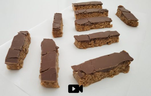 Συνταγή για μπάρες με φιστικοβούτυρο και σοκολάτα! Περιέχουν μέλι και έναν τόνο από άρωμα βανίλιας. Η ωραιότερη μπάρα που έχετε δοκιμάσει.