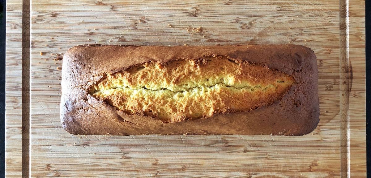 Συνταγή για το κλασικό κέικ με άρωμα βανίλια. Είναι αφράτο, πεντανόστιμο, με απλά υλικά και εύκολο στην παρασκευή.