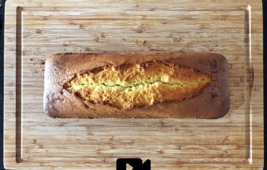 Συνταγή για το κλασικό κέικ με άρωμα βανίλια. Είναι αφράτο, πεντανόστιμο, με απλά υλικά και εύκολο στην παρασκευή.