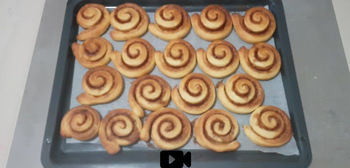 Συνταγή για ρολάκια κανέλας χωρίς μίξερ. Πεντανόστιμα και αφράτα ρολά με υπέροχη γλυκιά γέμιση με βούτυρο, ζάχαρη, κανέλα και ξύσμα πορτοκάλι.