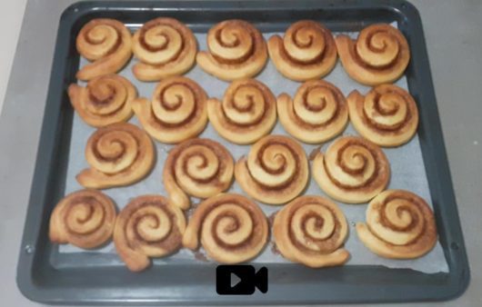 Συνταγή για ρολάκια κανέλας χωρίς μίξερ. Πεντανόστιμα και αφράτα ρολά με υπέροχη γλυκιά γέμιση με βούτυρο, ζάχαρη, κανέλα και ξύσμα πορτοκάλι.