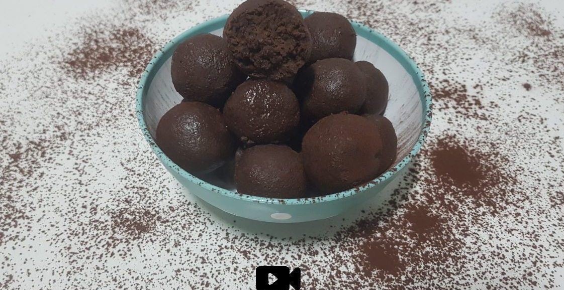 Συνταγή για σοκολατένια τρουφάκια με καρύδα. Φτιάξτε τα πεντανόστιμα τρουφάκια με σοκολάτα, κακάο, ινδοκάρυδο και βούτυρο.