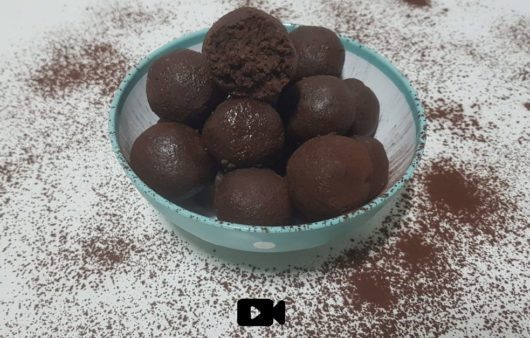 Συνταγή για σοκολατένια τρουφάκια με καρύδα. Φτιάξτε τα πεντανόστιμα τρουφάκια με σοκολάτα, κακάο, ινδοκάρυδο και βούτυρο.