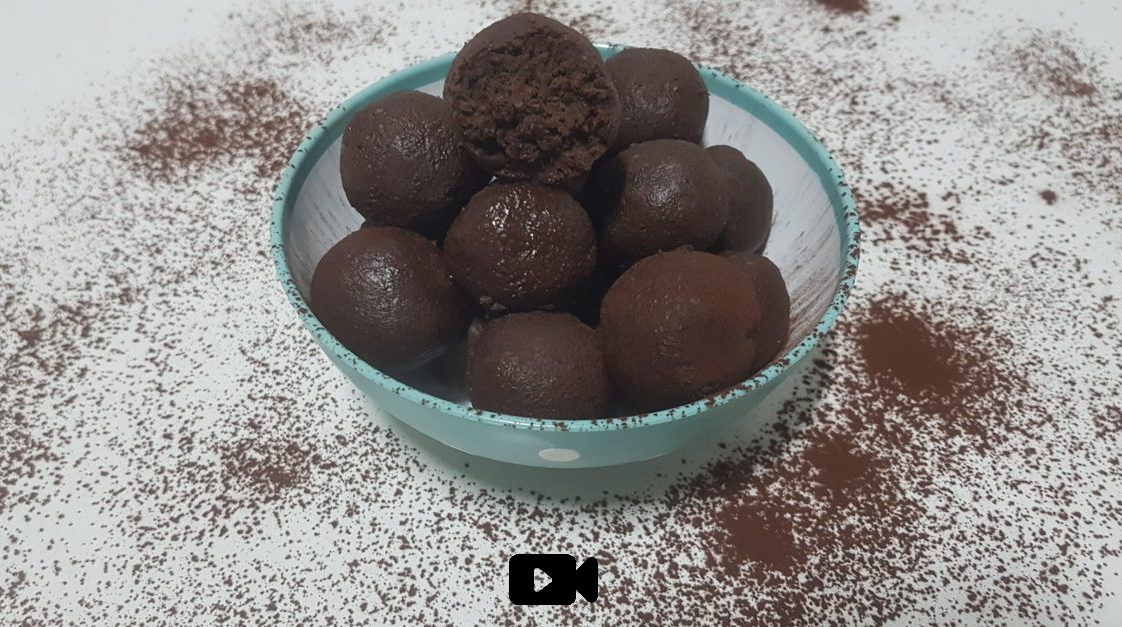 Συνταγή για σοκολατένια τρουφάκια με καρύδα. Φτιάξτε τα πεντανόστιμα τρουφάκια με σοκολάτα, κακάο, ινδοκάρυδο και βούτυρο.