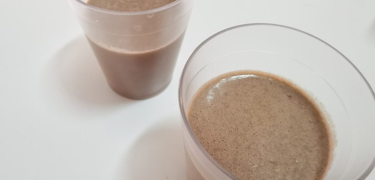 Συνταγή για υγιεινό σοκολατένιο smoothie. Ιδανικό για μετά την άσκησή μας και φυσικά για το πρωϊνό μας. Φτιάξτε το σε λίγα μόνο λεπτά.