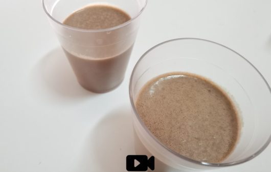 Συνταγή για υγιεινό σοκολατένιο smoothie. Ιδανικό για μετά την άσκησή μας και φυσικά για το πρωϊνό μας. Φτιάξτε το σε λίγα μόνο λεπτά.