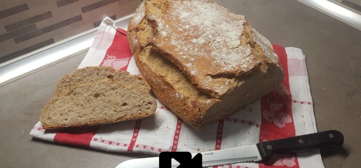 Συνταγή για ψωμί χωρίς ζύμωμα στη γάστρα! Είναι παραδοσιακό με τόσο νόστιμη γεύση και φτιάχνετε σε 10 λεπτά μόνο.