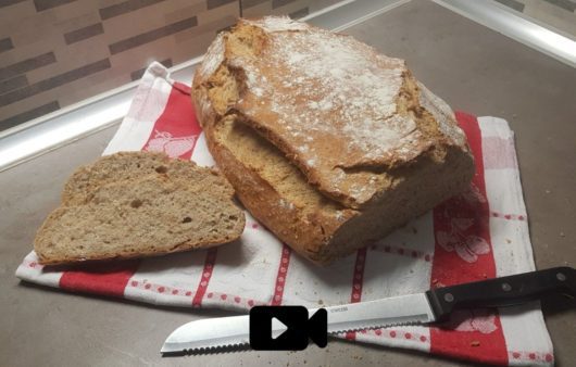 Συνταγή για ψωμί χωρίς ζύμωμα στη γάστρα! Είναι παραδοσιακό με τόσο νόστιμη γεύση και φτιάχνετε σε 10 λεπτά μόνο.