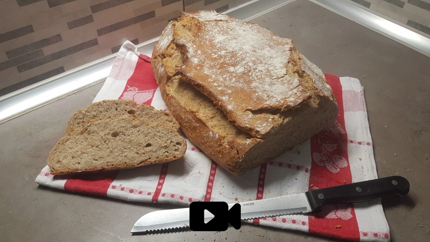 Συνταγή για ψωμί χωρίς ζύμωμα στη γάστρα! Είναι παραδοσιακό με τόσο νόστιμη γεύση και φτιάχνετε σε 10 λεπτά μόνο.