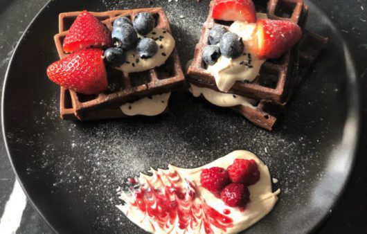 Συνταγή για πεντανόστιμες σοκολατένιες βάφλες. Μοναδικά γευστικές, θρεπτικές και έτοιμες σε μόλις δέκα λεπτά.