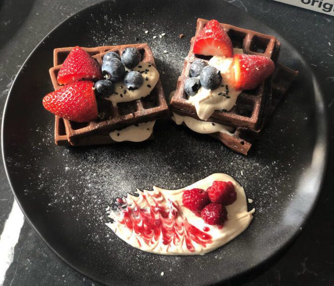 Συνταγή για πεντανόστιμες σοκολατένιες βάφλες. Μοναδικά γευστικές, θρεπτικές και έτοιμες σε μόλις δέκα λεπτά.