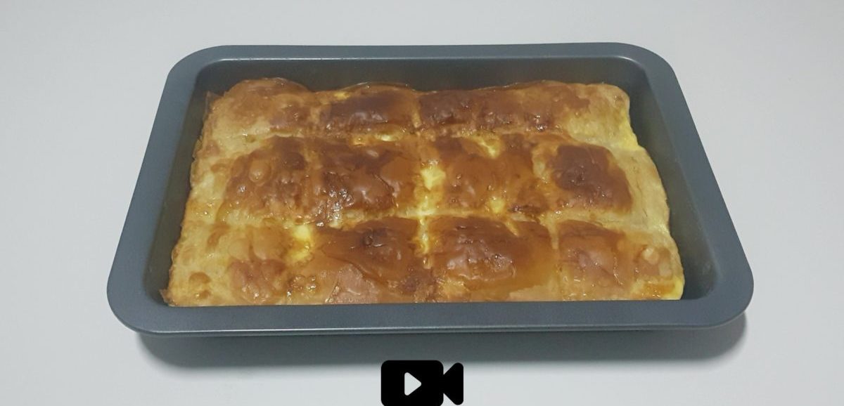 Συνταγή για γρήγορη τυρόπιτα! Μοναδική τυρόπιτα με πεντανόστιμη γέμιση. Φτιάξτε την σε λίγα μόνο λεπτά και σερβίρετε στους καλεσμένους σας.