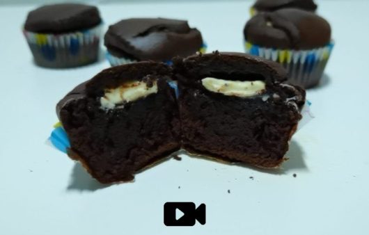 Συνταγή για ζουμερά muffins σοκολάτας. Πολύ εύκολα στην παρασκευή, μοναδική σοκολατένια γεύση και υγρά όσο πρέπει.