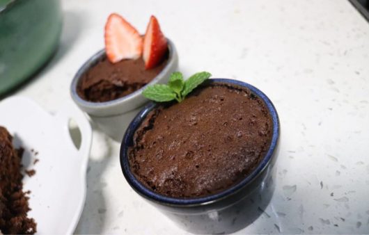 Συνταγή για σουφλέ σοκολάτας σε 5 λεπτά. Το πιο γρήγορο σουφλέ σοκολάτας έτοιμο σε 5' λεπτά από το φούρνο μικροκυμάτων.