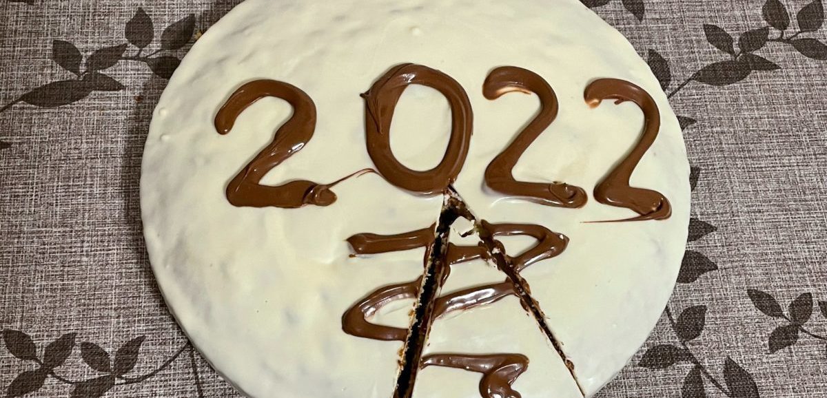 Συνταγή για βασιλόπιτα κέικ με γλάσο λευκής σοκολάτας! Εύκολη συνταγή για τη πιο νόστιμη βασιλόπιτα με φοβερό άρωμα και γεύση.