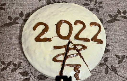 Συνταγή για βασιλόπιτα κέικ με γλάσο λευκής σοκολάτας! Εύκολη συνταγή για τη πιο νόστιμη βασιλόπιτα με φοβερό άρωμα και γεύση.