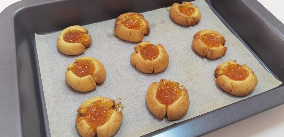 Συνταγή για υπέροχα μπισκότα βουτύρου με γέμιση μαρμελάδα! Μοναδική γεύση, τραγανά από έξω και μαλακά από μέσα με τέλεια υφή.