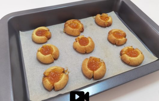 Συνταγή για υπέροχα μπισκότα βουτύρου με γέμιση μαρμελάδα! Μοναδική γεύση, τραγανά από έξω και μαλακά από μέσα με τέλεια υφή.