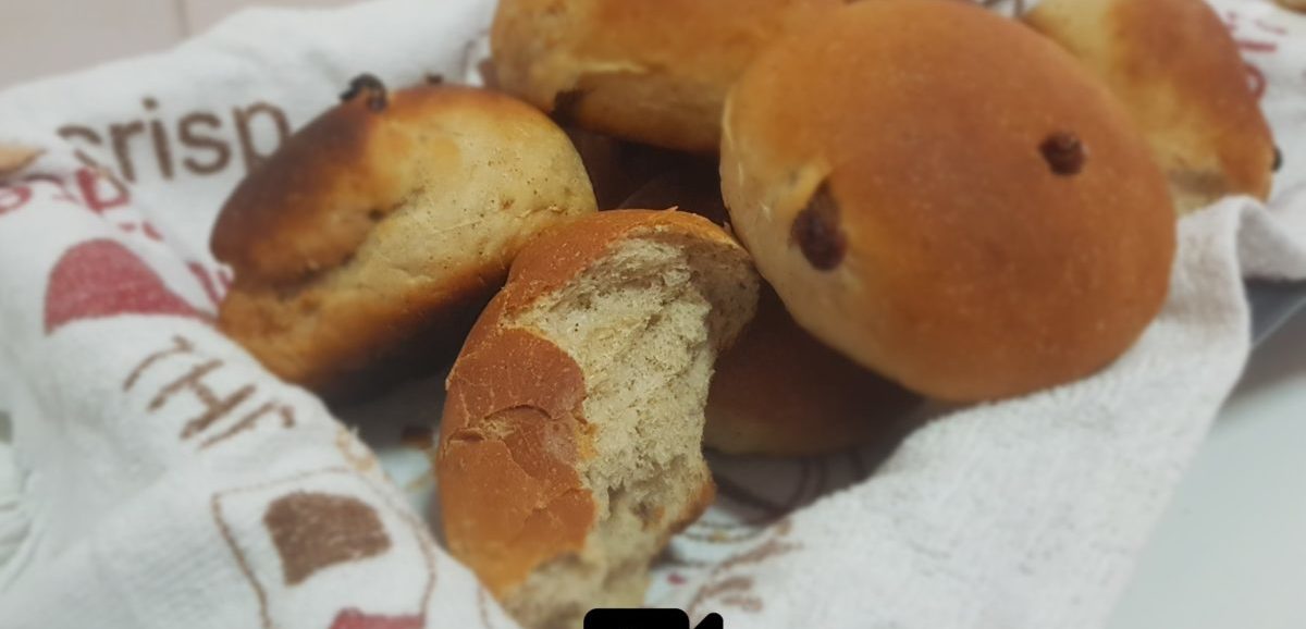 Συνταγή για νηστίσιμα σταφιδόψωμα! Αφράτα σταφιδόψωμα με υπέροχο άρωμα κανέλας και σταφίδες. Ιδανικά για τα παιδιά μας και τη νηστεία.