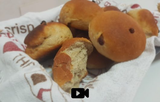 Συνταγή για νηστίσιμα σταφιδόψωμα! Αφράτα σταφιδόψωμα με υπέροχο άρωμα κανέλας και σταφίδες. Ιδανικά για τα παιδιά μας και τη νηστεία.