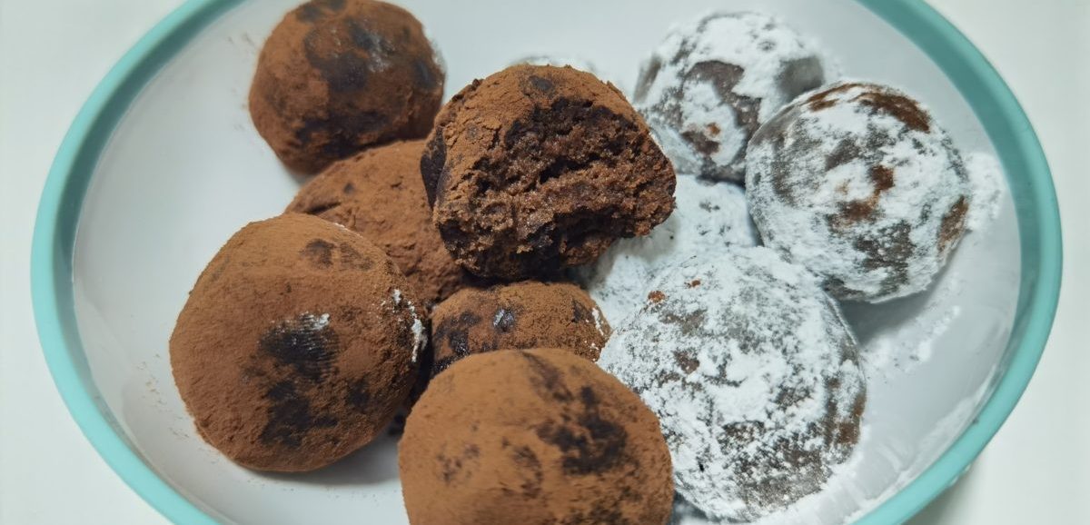 Συνταγή για υπέροχα τρουφάκια σοκολάτας με μόνο 3 υλικά.