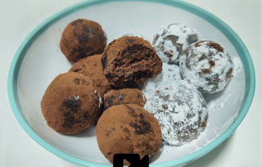 Συνταγή για υπέροχα τρουφάκια σοκολάτας με μόνο 3 υλικά.