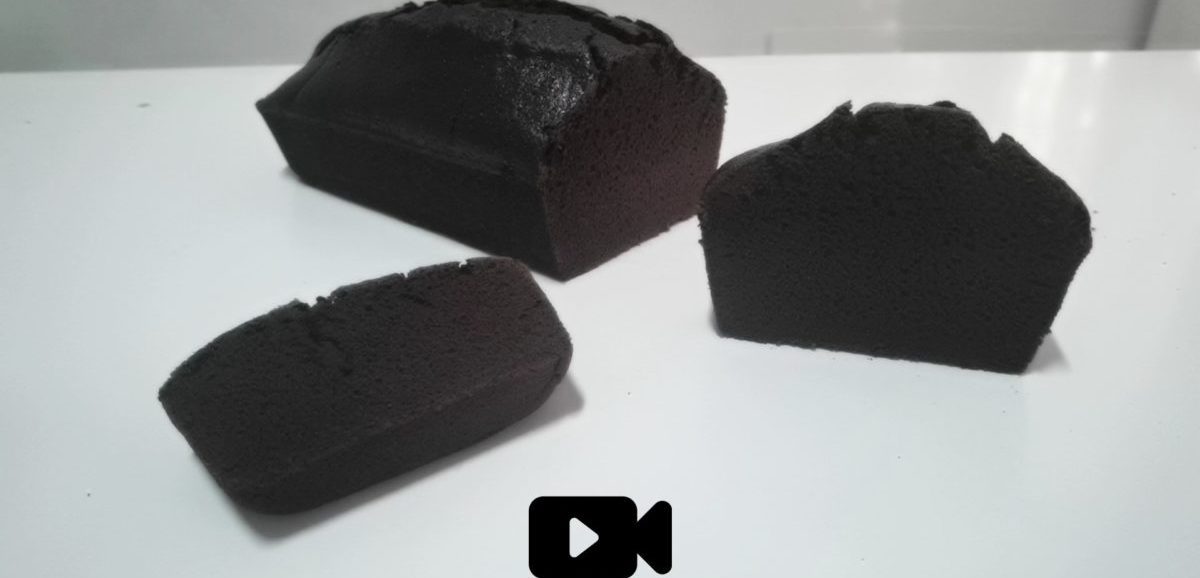 Συνταγή για εύκολο vegan κέικ σοκολάτας! Φτιάξτε το σοκολατένιο και αφράτο κέικ σε 15 λεπτά. Ιδανικό για vegan διατροφή και όχι μόνο.